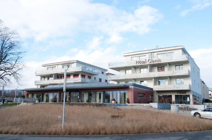 Façade d'un immeuble avec fenêtres PVC