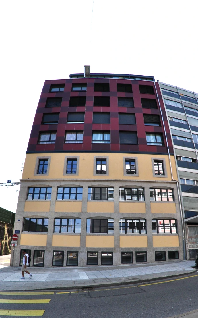 Façade d'un immeuble mixte - Bois et PVC